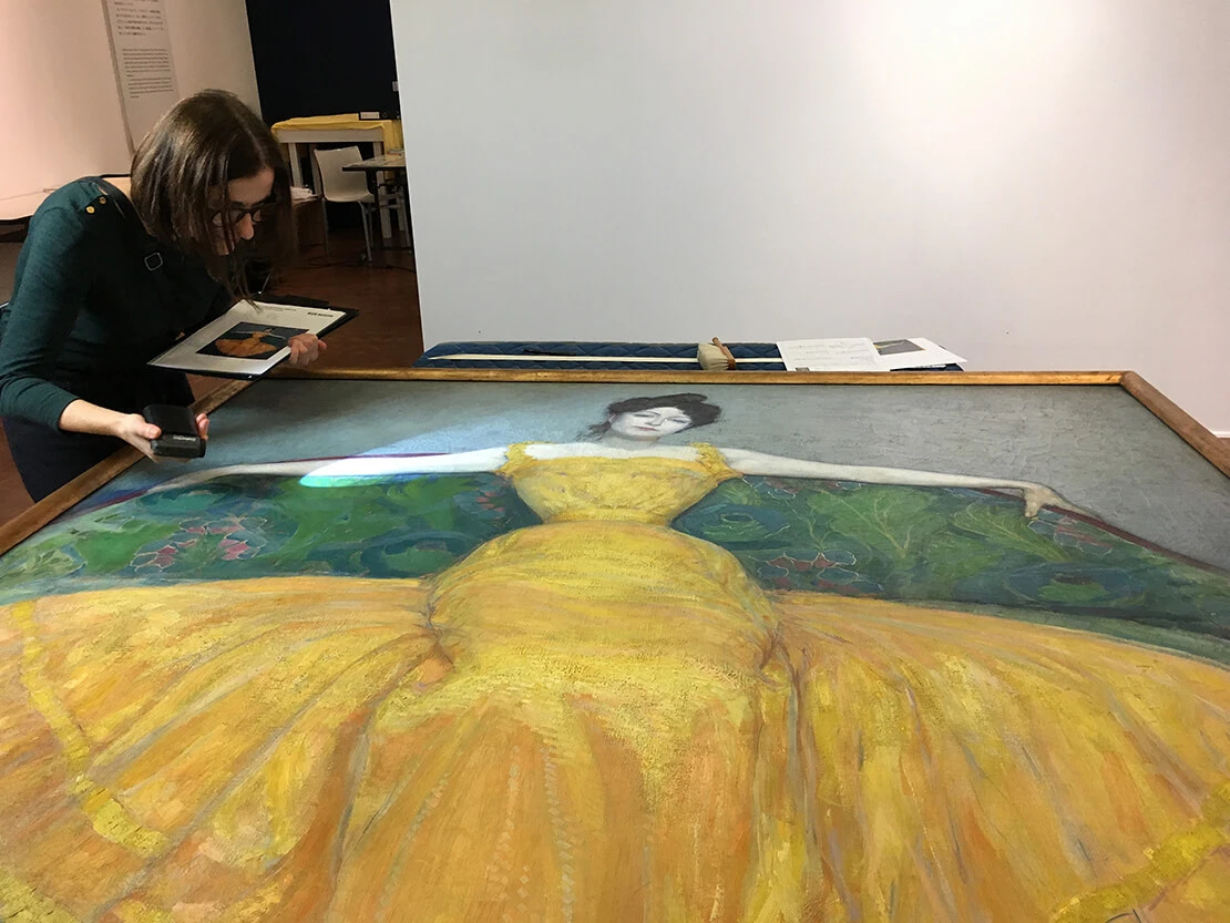 Restauratorin Karin Maierhofer beim Erstellen des Condition Reports nach Abnahme des Gemäldes. Foto: Wien Museum  