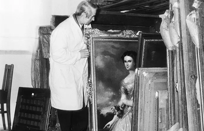 Im Depot für die Sammlung von NS-Raubkunst, Kartause Mauerbach, 1971, Foto: Votava / brandstaetter images / picturedesk.com