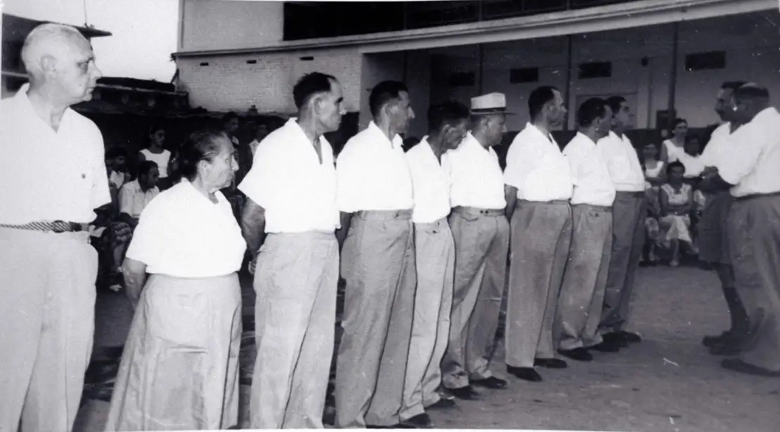 Rudolph und Rudolphina (links im Bild) mit Offizieren der paramilitärischen, zionistischen Organisation Haganah in Palästina, Leo Baeck Institute, New York  