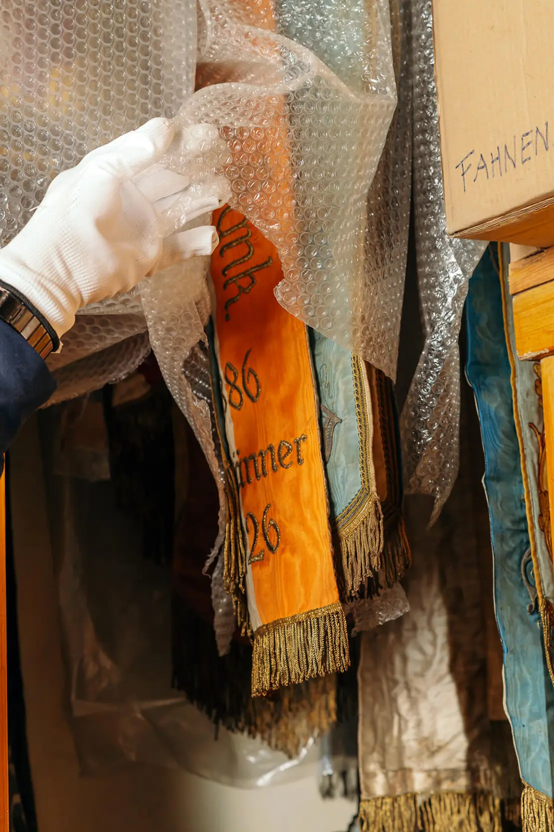 Zu Beginn werden die Textilien selektiert und sortiert, dann beginnt die Arbeit an den Objekten. „Was gerettet werden kann, wird gerettet“, so der Restaurator Christoph Melichar.  