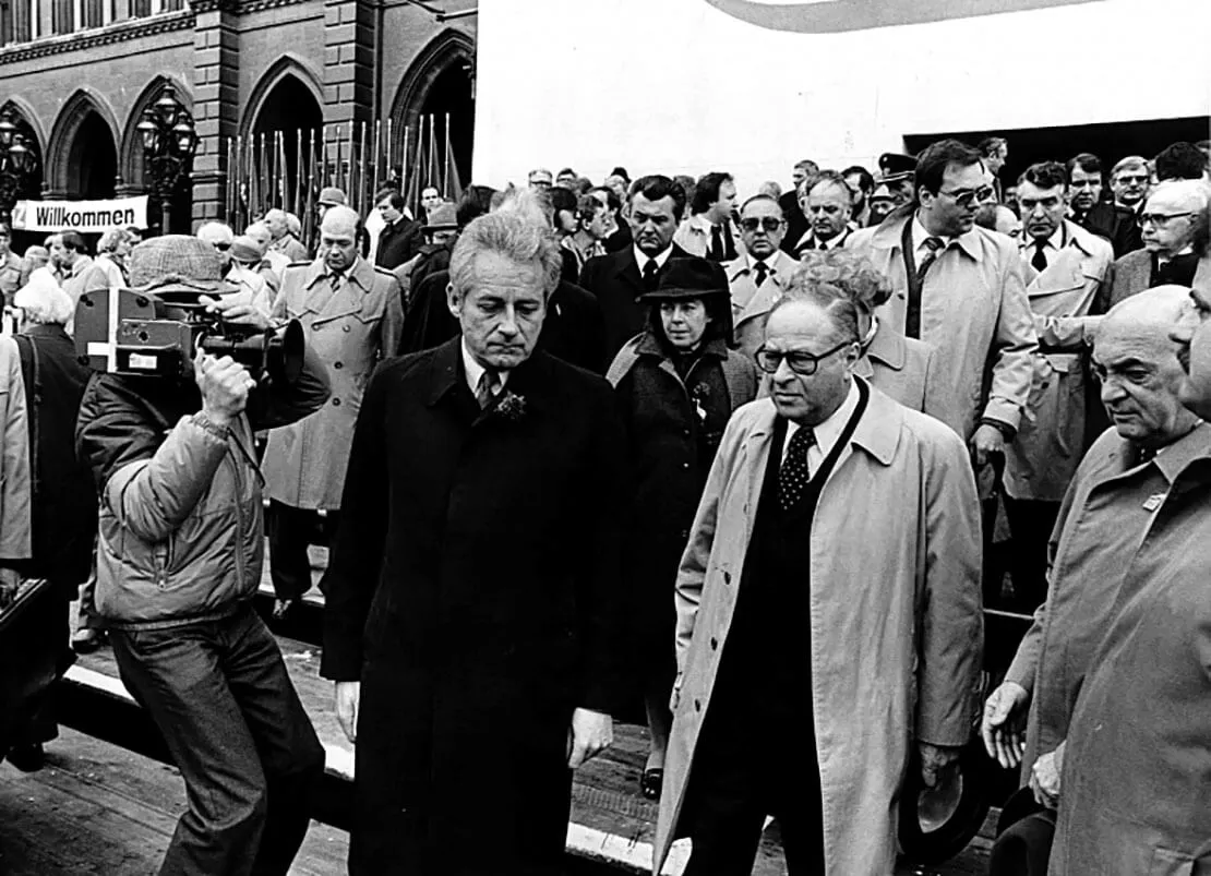 Bürgermeister Leopold Gratz und Bundeskanzler Bruno Kreisky bei der Maifeier 1981, die vom Attentat auf Stadtrat Heinz Nittel überschattet wurde. Foto: Verein für Geschichte der ArbeiterInnenbewegung/Otto Bartel  