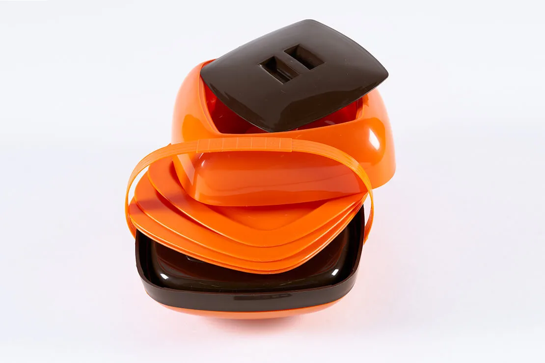 Picknick-Korb aus Kunststoff mit stapelbarem Geschirr und Besteck, um 1970, Wien Museum  