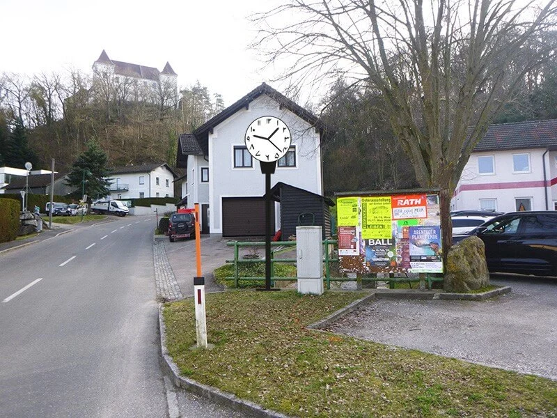 Fotomontage der Gleichzeituhr in Anzendorf, Natalie Deewan