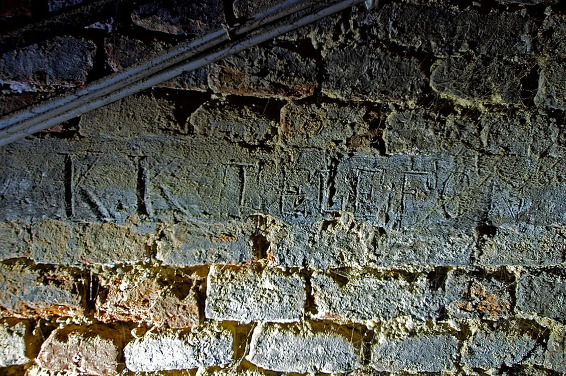 Durch einen Hauskeller in der Kurrentgasse verlaufen die Leitungen des k.k. Staatstelefons. Foto: Thomas Keplinger