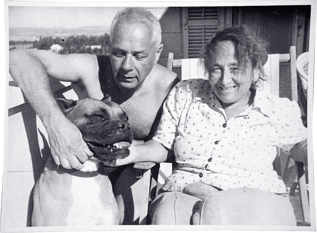 Rudolphina und Rudolph Menzel am Strand in Naharija, Leo Baeck Institute, New York 