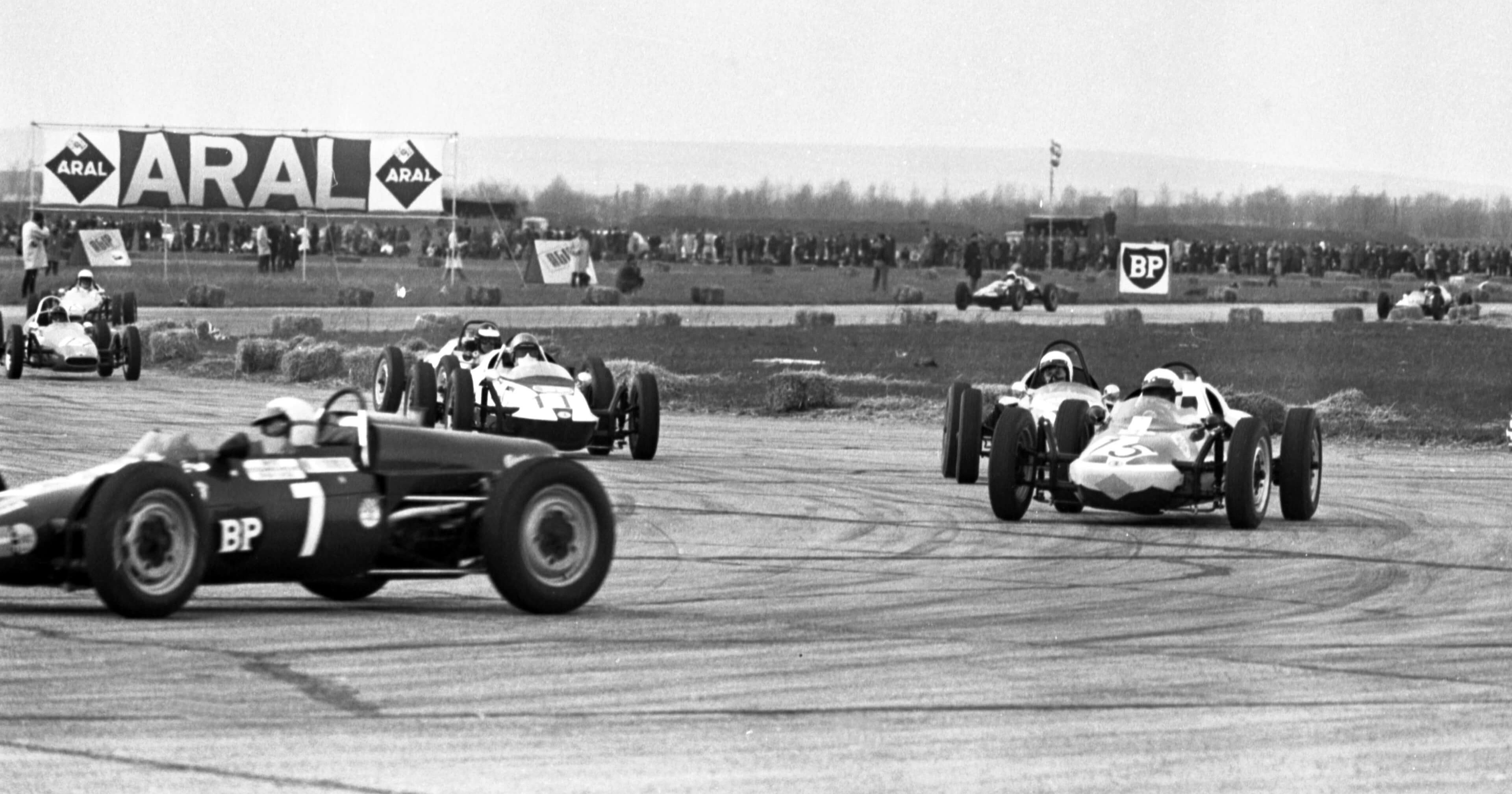 Autorennen am Flugfeld Aspern. Links Niki Lauda (Autonummer 7) und dahinter Herbert Schmutz (Autonummer 15). 15. April 1969. Votava / brandstaetter images / picturedesk.com 