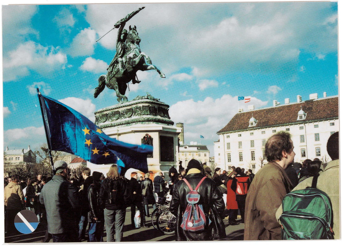 Lisl Ponger: Heldenplatz, Samstagsdemonstration, aus: „Grüße aus Wien“, Postkartenserie, 2000, Offsetdruck auf Karton, Bildrecht, Wien 2024 