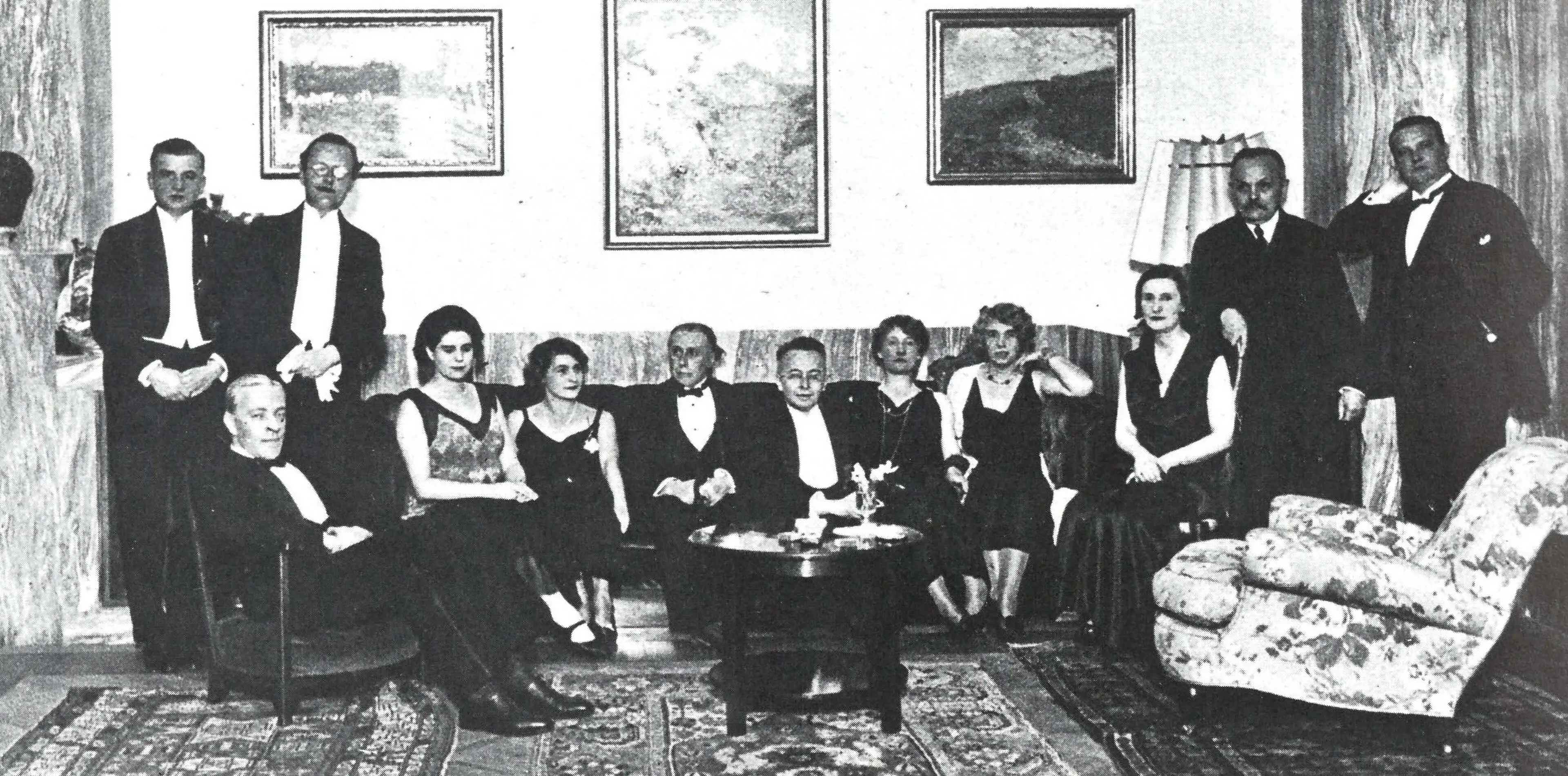 Feier zum 60. Geburtstag von Adolf Loos im Haus Müller in Prag, 10. Dezember 1930, links neben Loos die Bauherrin Milada Müller, rechts Karl Kraus. Abb. aus: Rukschcio/Schachel 1982, S. 364.  