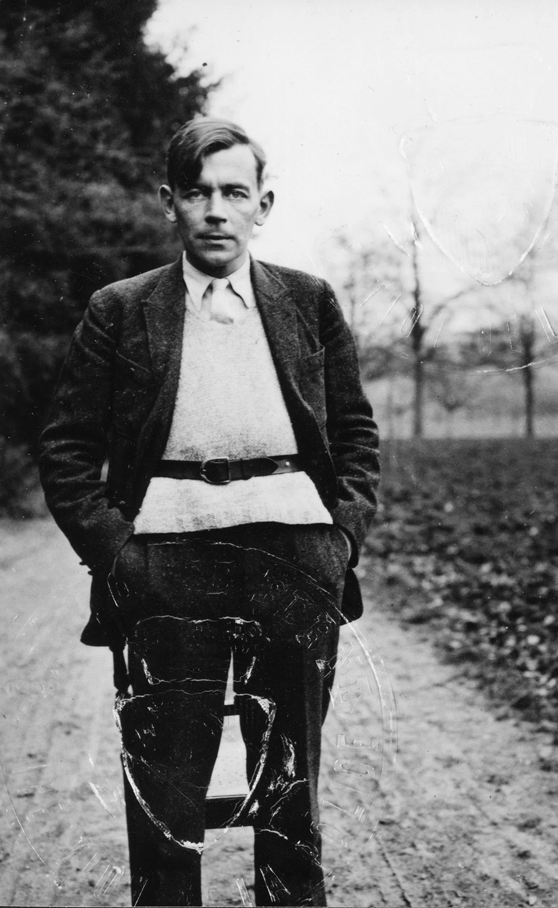 Friedrich Glauser als Patient der Psychiatrischen Klinik in Münsingen, 1931, mit Arbeitsgerät am Rücken, Limmat Verlag