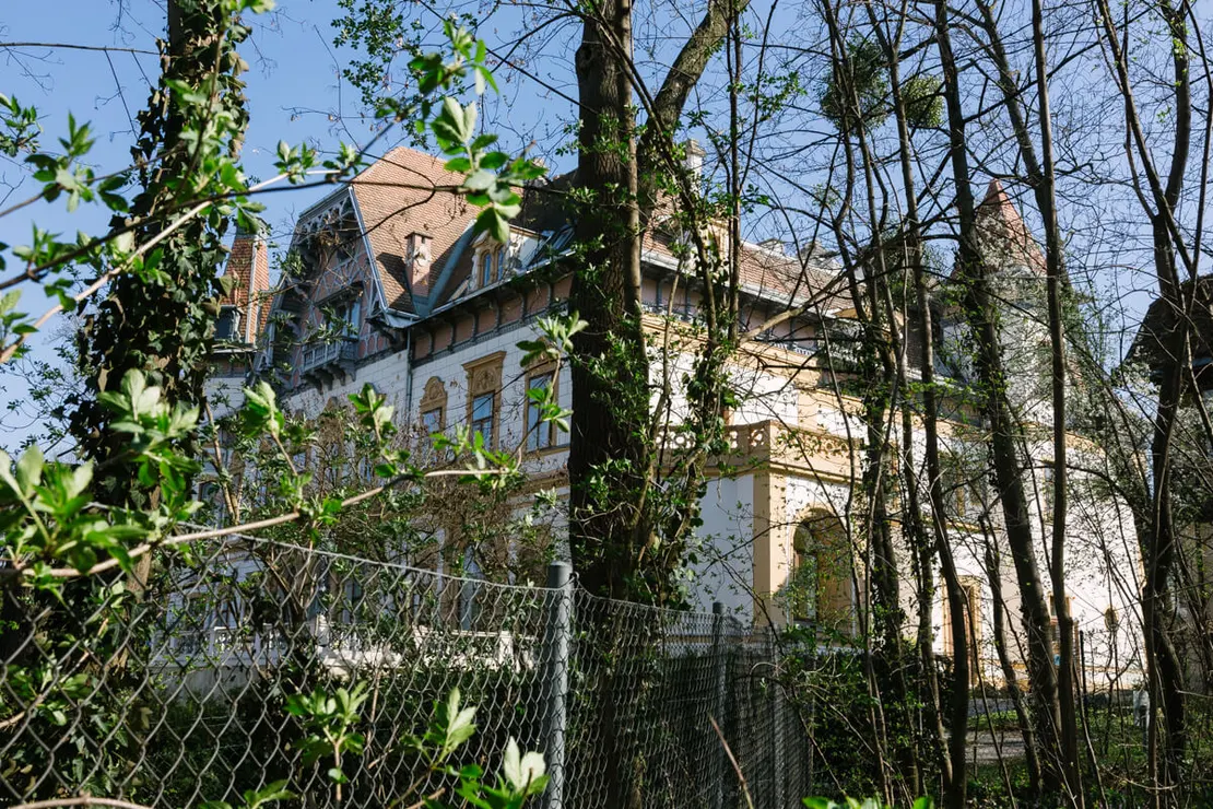 Das Springer-Schlössl, von der Seite gesehen (Spielplatz Marillenalm), Foto: Elodie Grethen   