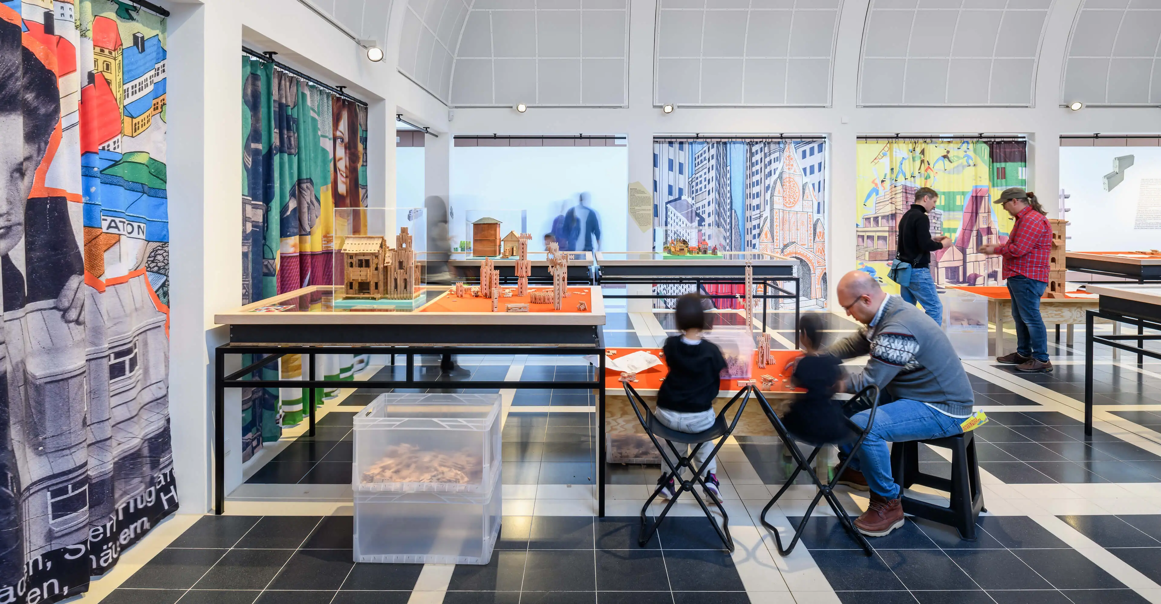 Noch bis 8. Februar im Deutschen Architekturmuseum in Frankfurt zu sehen: Architekturbaukästen 1890 – 1990. Die grosse Mitspielausstellung, Foto: Moritz Bernoully