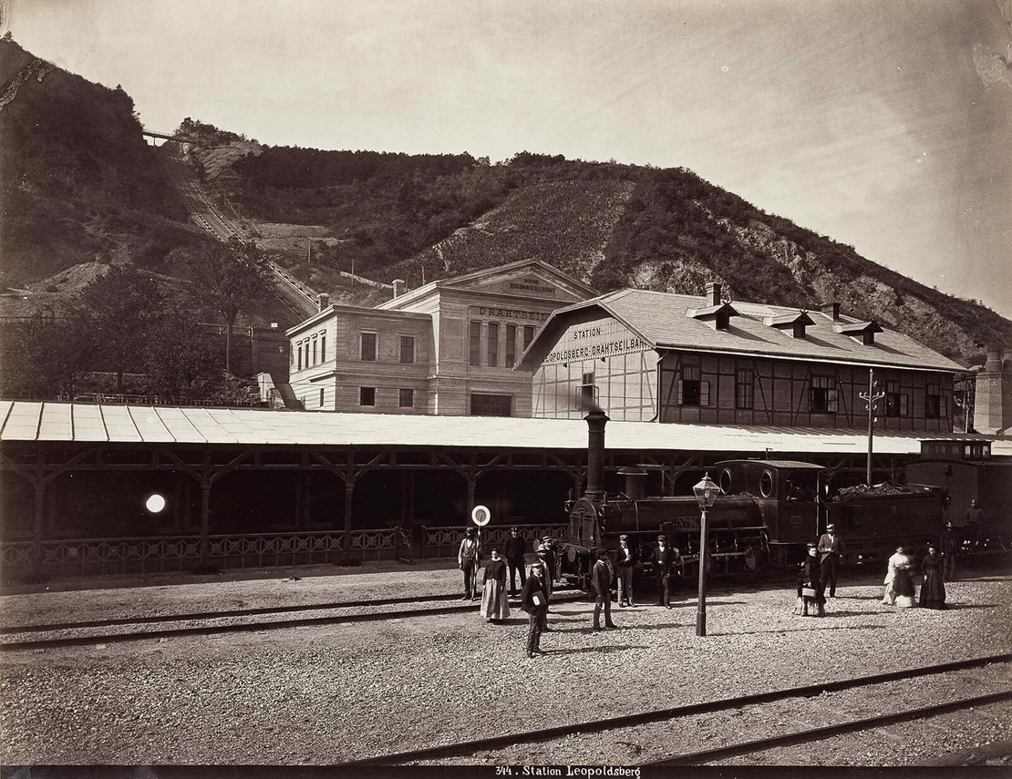 Die Talstation der Drahtseilbahn und die Bahnstation „Leopoldsberg-Drahtseilbahn“, Fotografie von Michael Frankenstein, um 1873/75, Wien Museum 