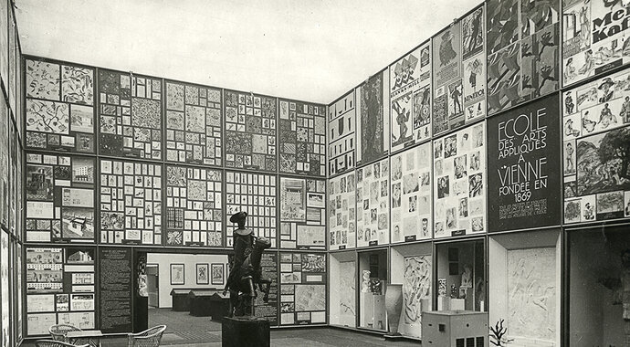 Ausstellungsbereich der Kunstgewerbeschule Wien auf der „Exposition Internationale des Arts Décoratifs et Industriels Modernes“, Paris 1925, © MAK – Museum für angewandte Kunst Plakate in der Österreich-Sektion der Exposition Internationale des Arts Décoratifs et Industriels Modernes