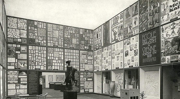 Plakate in der Österreich-Sektion der Exposition Internationale des Arts Décoratifs et Industriels Modernes
