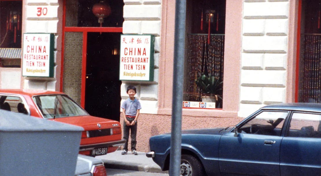 Jun Yang als Bub vor dem elterlichen Lokal „Tien Tsin“, um 1984, privat  