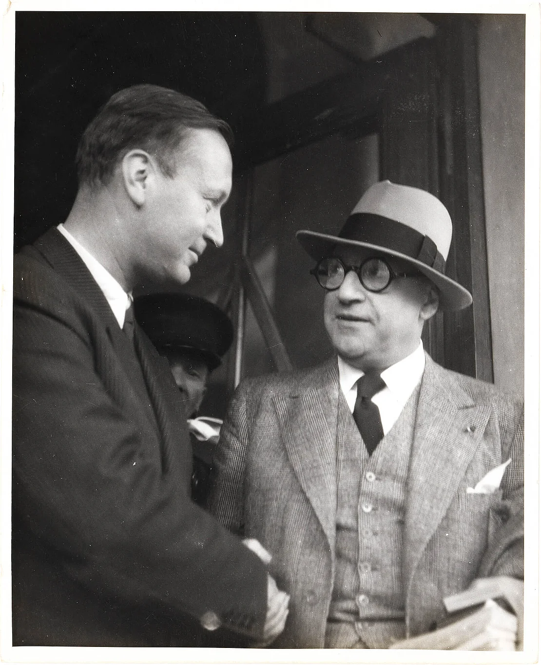 Robert Haas: Der Schauspieler Sacha Guitry mit Georg Jung (links), dem Besitzer des Hotel de l'Europe, Salzburg, 1937, Wien Museum, Inv.-Nr. 302804/3  