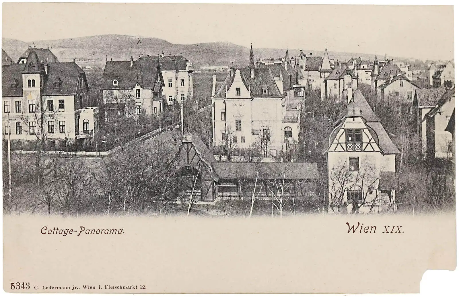 Panoramablick auf die Cottage-Anlage in Wien, Ansichtskarte, um 1900, Wien Museum. Im Vordergrund ist die Kegelbahn der Villa Gutmann zu sehen, über die in einem früheren Magazin-Beitrag über Kegeln in Wien berichtet wurde.  