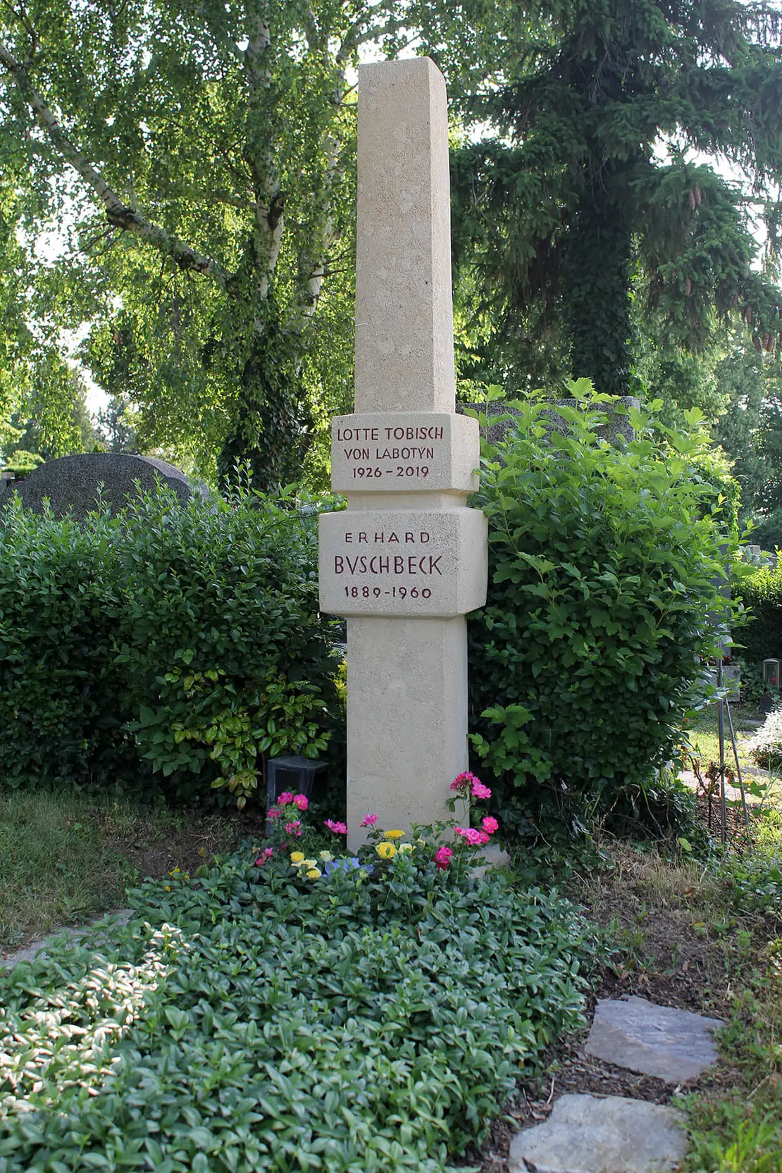 Grabstein für Erhard Buschbeck von Wander Bertoni, 1961. Sandstein, 1190 Wien, Grinzinger Friedhof, Aufnahme aus 2025, Foto: Christian Hlavac  