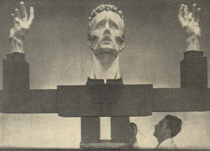 Josef Dobner bei der Arbeit am ‚Friedensdenkmal‘ in seinem Wiener Atelier (Aufnahme von 1928), Abbildung aus: Deutsche Heimat. Sudetendeutsche Monatshefte für Literatur, Kunst, Heimat= und Volkskunde, 5. Jg. Folge 1 v. 15. Jänner 1929