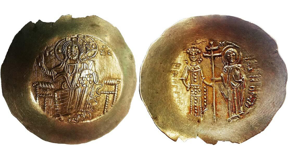 Die byzantinischen Solidi waren schüsselförmig und bestanden aus einer Gold-Silber-Legierung. Dieses Exemplar stammt aus der Regentschaft Manuel I. Komnenos (1152 - 1167). Auf der Vorderseite ist ein thronender Christus mit Kodex, auf der Rückseite der Kaiser mit Maria zu sehen. Wien Museum 