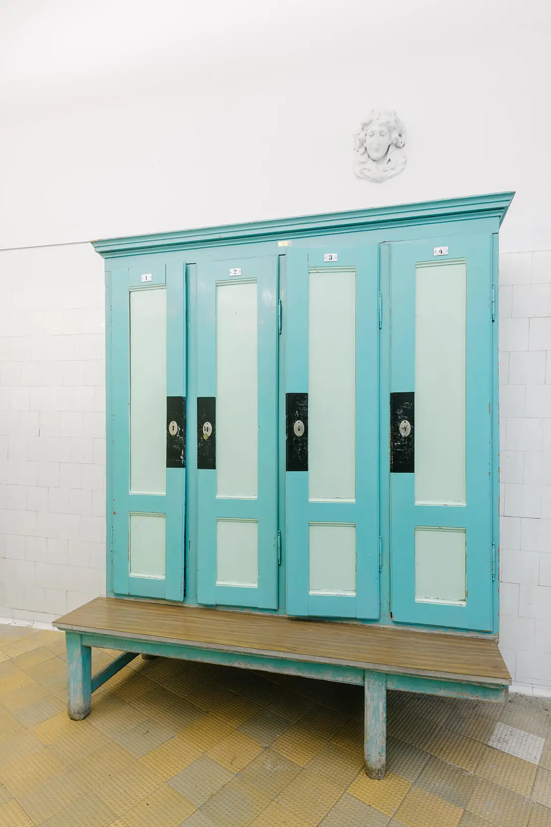 Garderobenschrank aus dem Tröpferlbad in der Wiesengasse 17 im 9. Bezirk, undatiert, Bezirksmuseum Wieden, Foto: Klaus Pichler, Wien Museum  