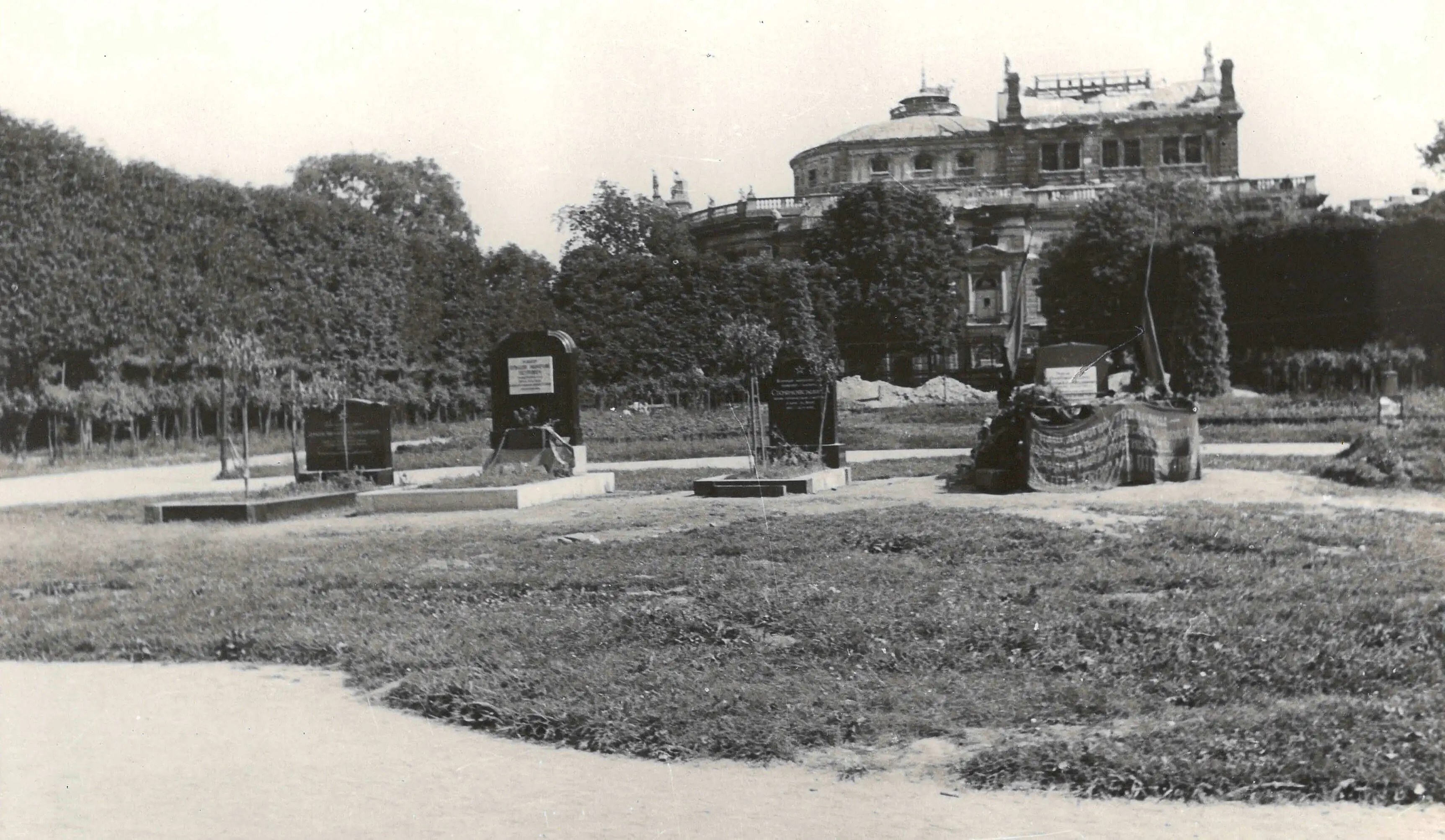 Gräber sowjetischer Soldaten im Volksgarten, 1945, anonyme Fotografie, Wien Museum