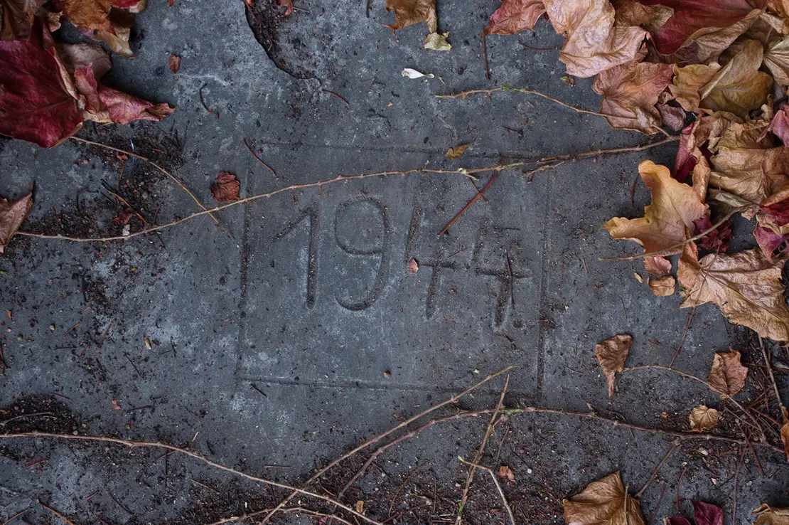 1944 ritzte jemand die Jahreszahl in einen frisch betonierten Treppenabsatz des Geschützturms. Foto: Thomas Keplinger