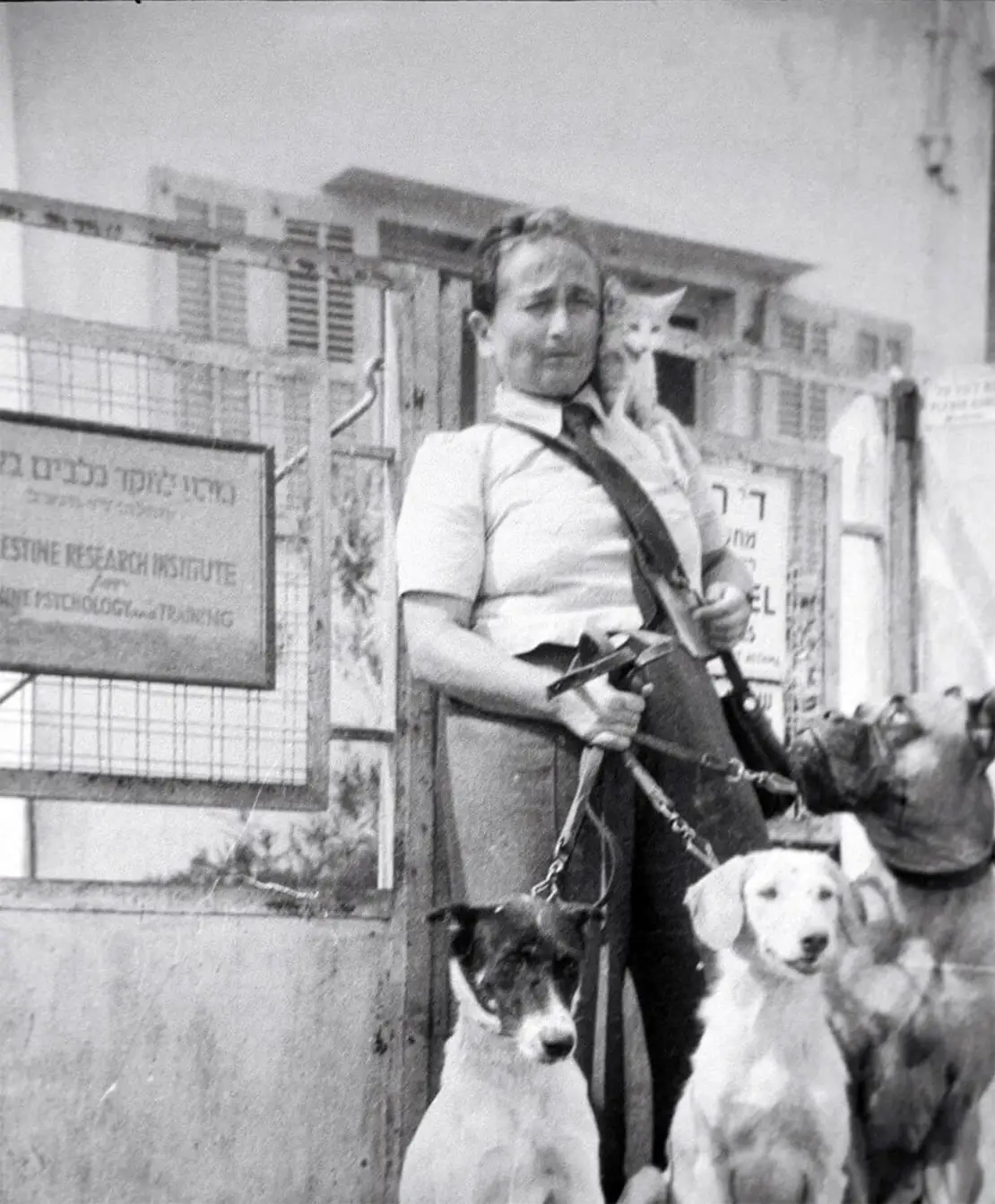 Rudolphina vor dem Palestine Research Institute for Canine Psychology and Training in Kiryat Motzkin, Leo Baeck Institute, New York  