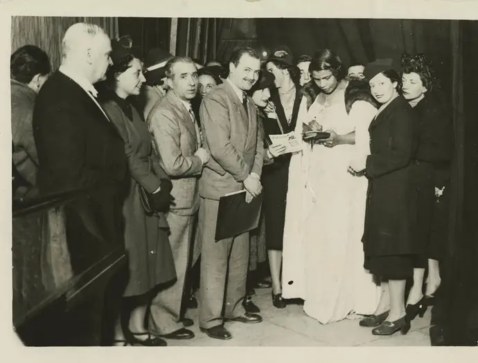 Marian Anderson gibt Autogramme in Wien, 1930er Jahre, Marian Anderson Collection of Photographs (Volume 6, Page 28, Item 1), Kislak Center for Special Collections, Rare Books and Manuscripts, University of Pennsylvania Libraries