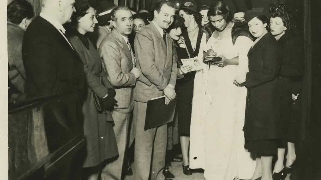 Marian Anderson gibt Autogramme in Wien, 1930er Jahre, Marian Anderson Collection of Photographs (Volume 6, Page 28, Item 1), Kislak Center for Special Collections, Rare Books and Manuscripts, University of Pennsylvania Libraries