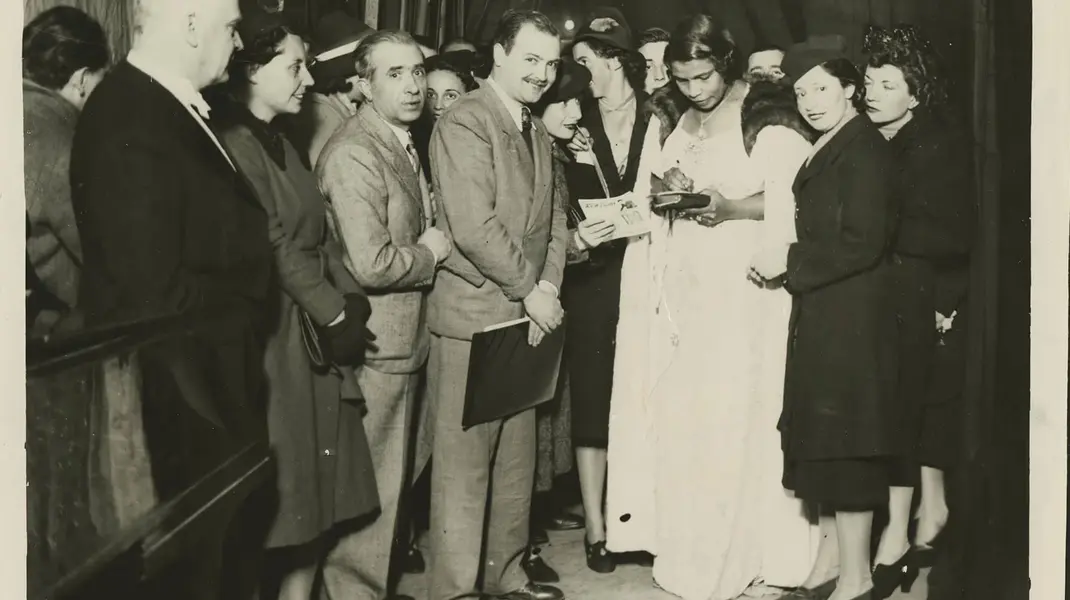 Marian Anderson gibt Autogramme in Wien, 1930er Jahre, Marian Anderson Collection of Photographs (Volume 6, Page 28, Item 1), Kislak Center for Special Collections, Rare Books and Manuscripts, University of Pennsylvania Libraries