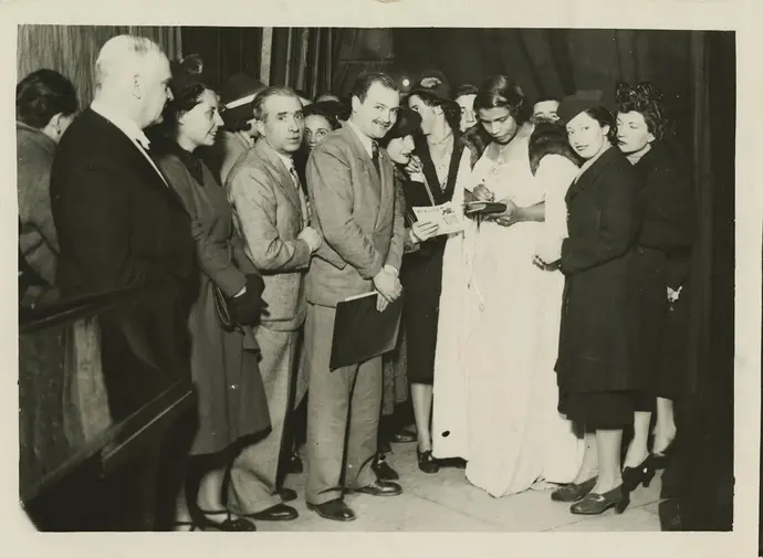 Marian Anderson gibt Autogramme in Wien, 1930er Jahre, Marian Anderson Collection of Photographs (Volume 6, Page 28, Item 1), Kislak Center for Special Collections, Rare Books and Manuscripts, University of Pennsylvania Libraries