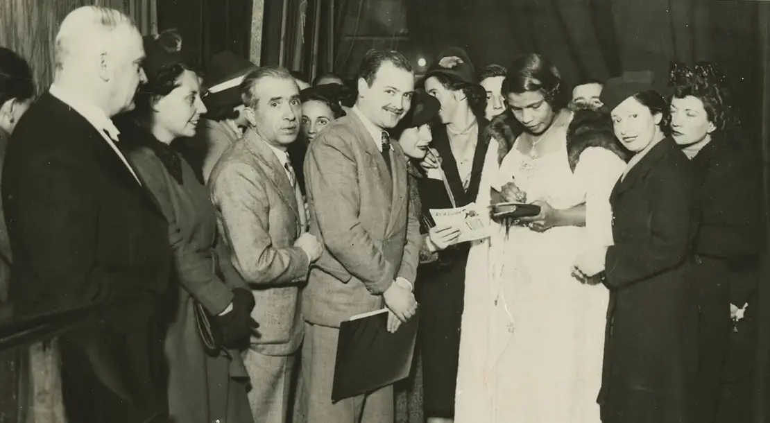 Marian Anderson gibt Autogramme in Wien, 1930er Jahre, Marian Anderson Collection of Photographs (Volume 6, Page 28, Item 1), Kislak Center for Special Collections, Rare Books and Manuscripts, University of Pennsylvania Libraries  