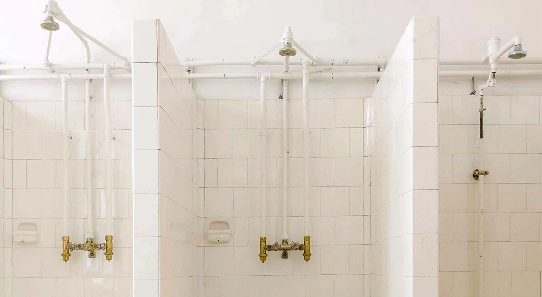 Für Museumszwecke nachträglich eingebaute Brausearmaturen im ehemaligen Duschraum für Männer des Bezirksmuseums Wieden, Foto: Klaus Pichler, Wien Museum  