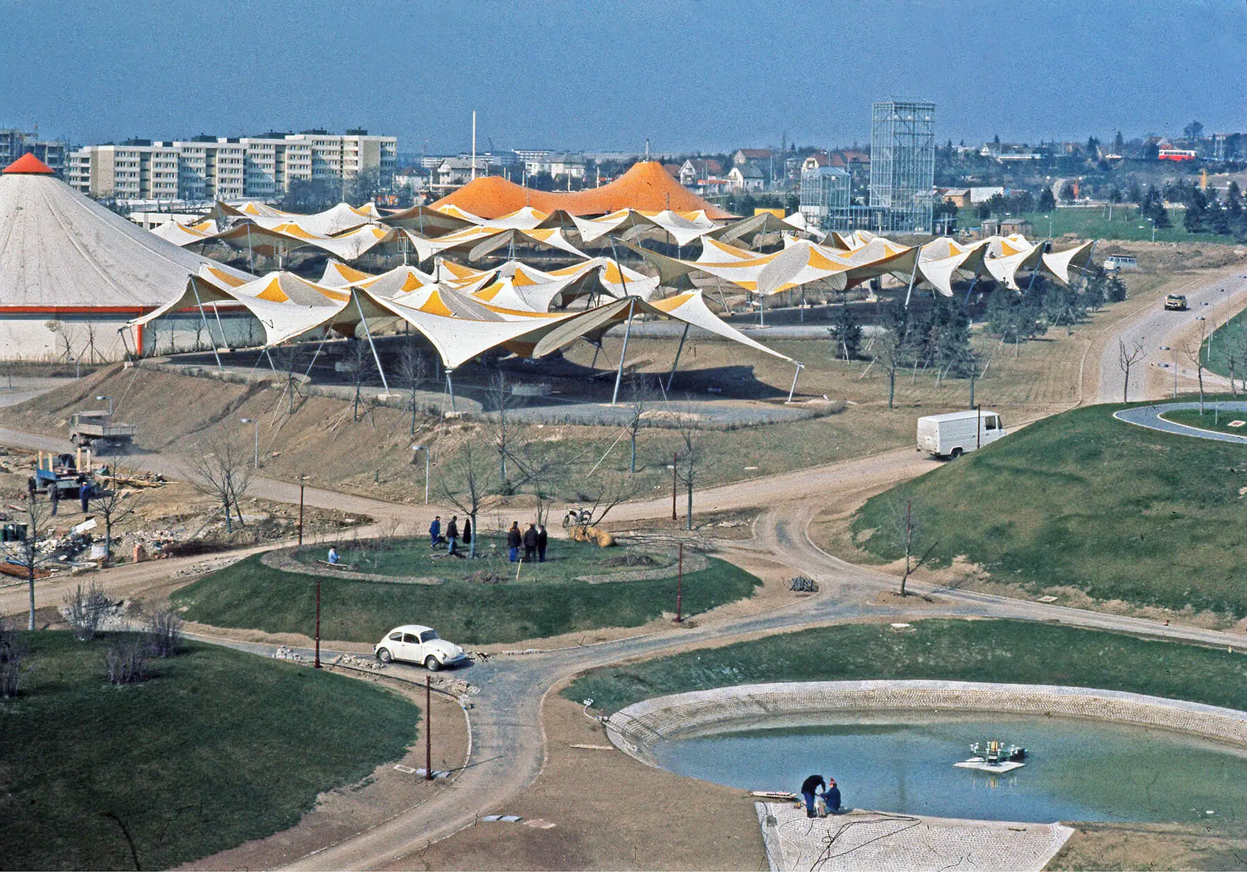 Blick vom Hotelhochhaus über den Kurgarten zur Zeltkonstruktion der Hobbyschau und dem Ruthner-Glashausturm, Votava / brandstaetter images / picturedesk.com