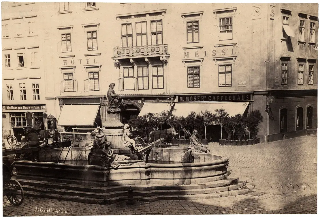 Älteste bekannte Aufnahme des Donnerbrunnens mit den Originalfiguren aus Blei, die dann durch Bronzekopien ersetzt wurden. Foto von Andreas Groll, um 1865, Architekturmuseum der TU München  