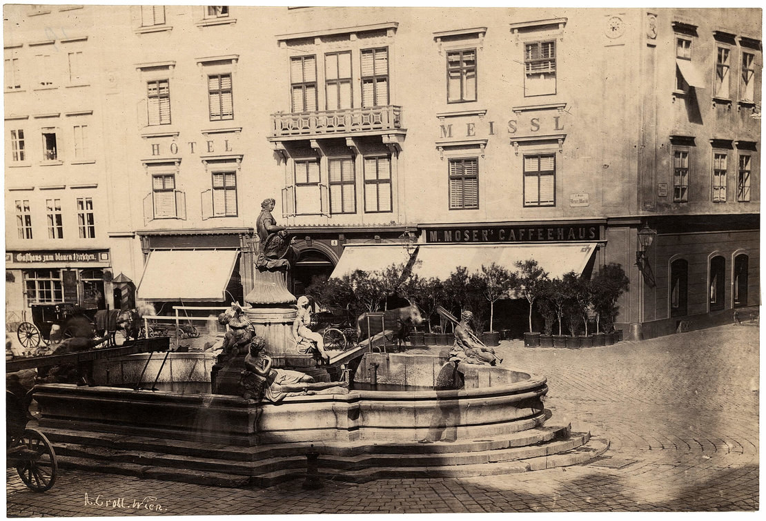 Älteste bekannte Aufnahme des Donnerbrunnens mit den Originalfiguren aus Blei, die dann durch Bronzekopien ersetzt wurden. Foto von Andreas Groll, um 1865, Architekturmuseum der TU München 