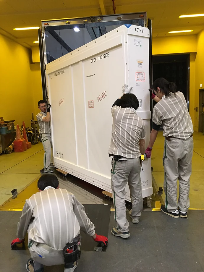 Die Kunstwerke werden in den Lastwagen verladen - eine Präzisionsarbeit. Foto: Wien Museum