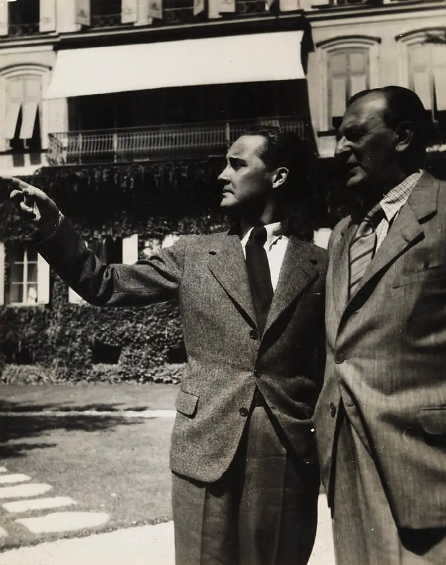 Max Hansen und Ralph Benatzky vor dem Hotel de l'Europe, Salzburg, fotografiert von Robert Haas, 1936/37, Wien Museum