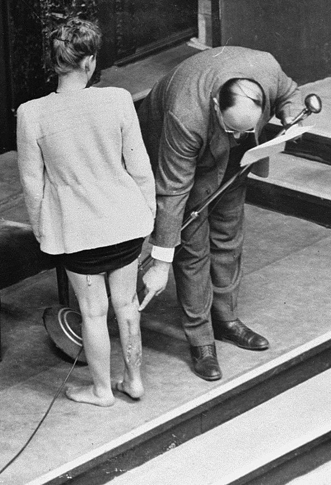 Nürnberger Ärzteprozess, 1946: Leo Alexander mit der polnischen Widerstandskämpferin Jadwiga Dzido, an der im KZ Ravensbrück pseudomedizinische Experimente durchgeführt wurden. Foto: Wikimedia Commons 