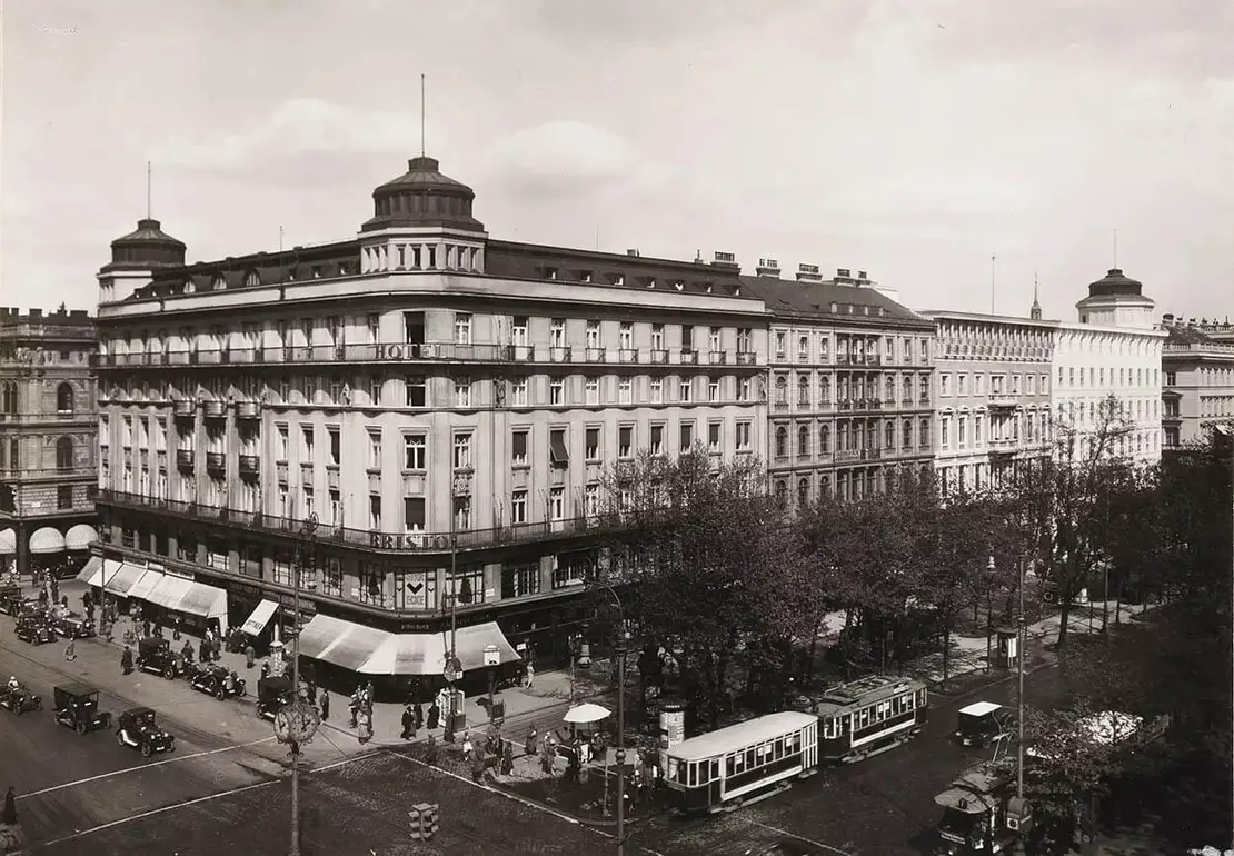 Das Hotel Bristol, wo Michele Tella als Portier arbeitete. Foto: Bruno Reiffenstein, um 1930, Wien Museum
