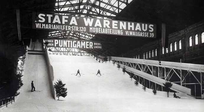 Die zum „Schneepalast“ adaptierte Nordwestbahnhalle mit der Skiabfahrt, 1927 Foto: Willinger / ÖNB-Bildarchiv / picturedesk.com