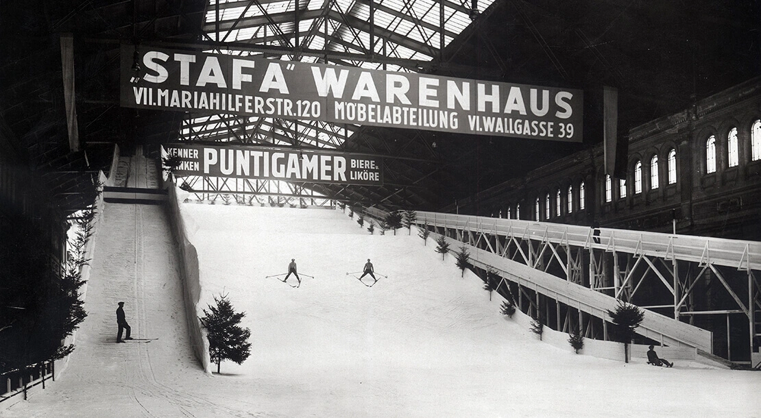 Die zum „Schneepalast“ adaptierte Nordwestbahnhalle mit der Skiabfahrt, 1927 Foto: Willinger / ÖNB-Bildarchiv / picturedesk.com