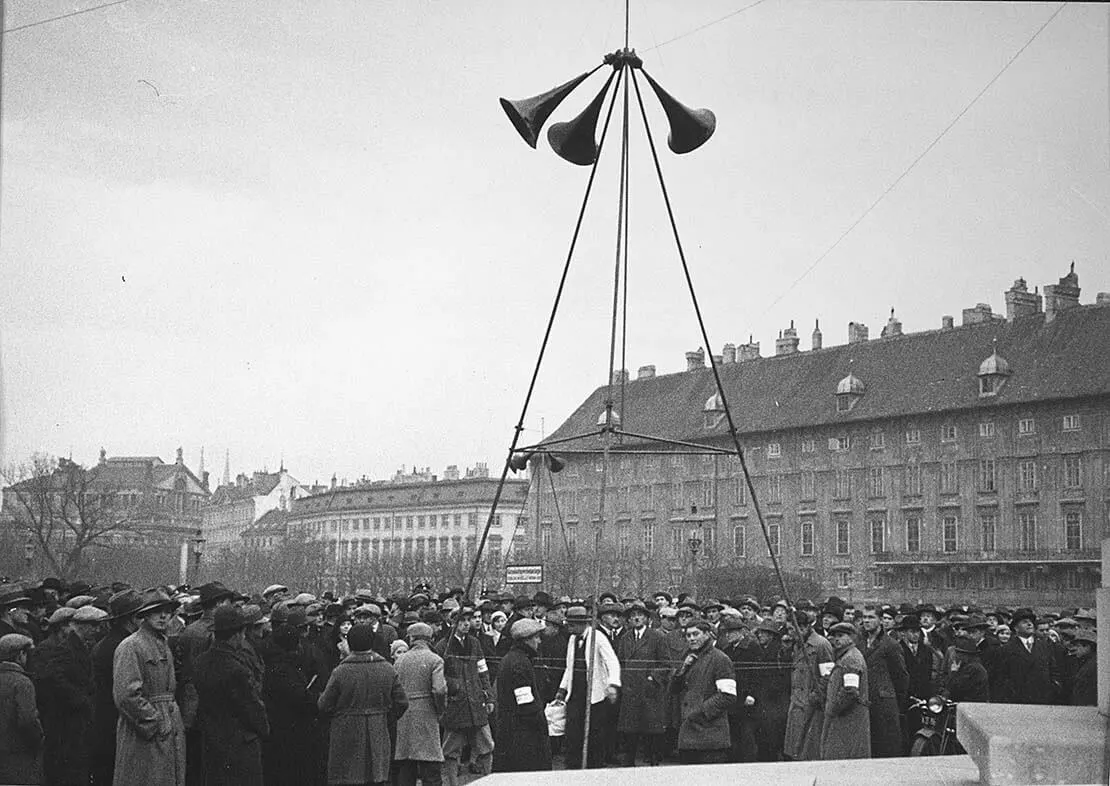 Heldenplatz, 7. Dezember 1932: Radio-Übertragung des Fußballspiels Österreich gegen England aus London, Foto: Rübelt, Lothar / ÖNB-Bildarchiv / picturedesk.com  