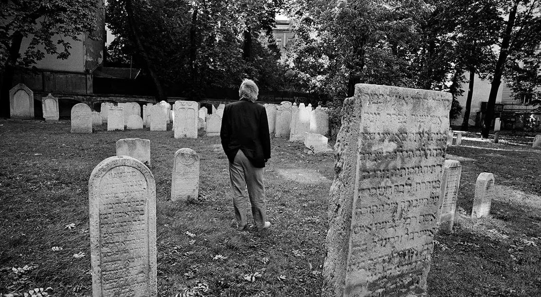 Gerhard Roth am jüdischen Friedhof Seegasse im 9. Bezirk, 1991. Foto: Martin Vukovits  