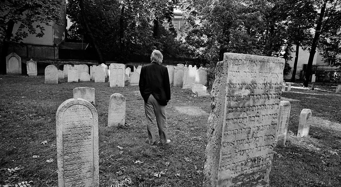 Gerhard Roth am jüdischen Friedhof Seegasse im 9. Bezirk, 1991. Foto: Martin Vukovits 