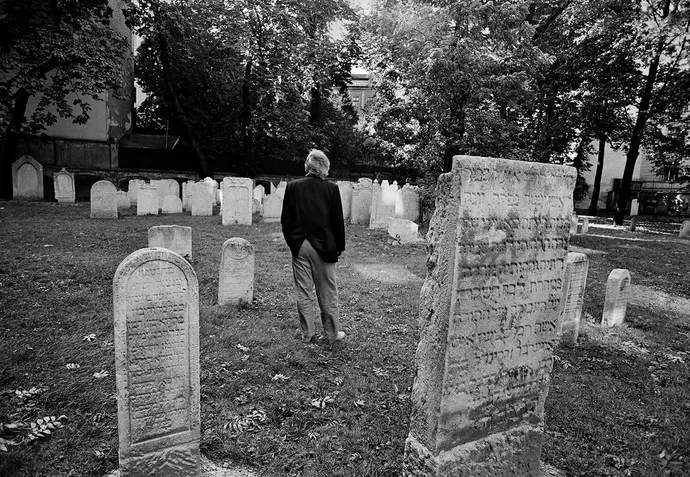 Gerhard Roth am jüdischen Friedhof Seegasse im 9. Bezirk, 1991. Foto: Martin Vukovits