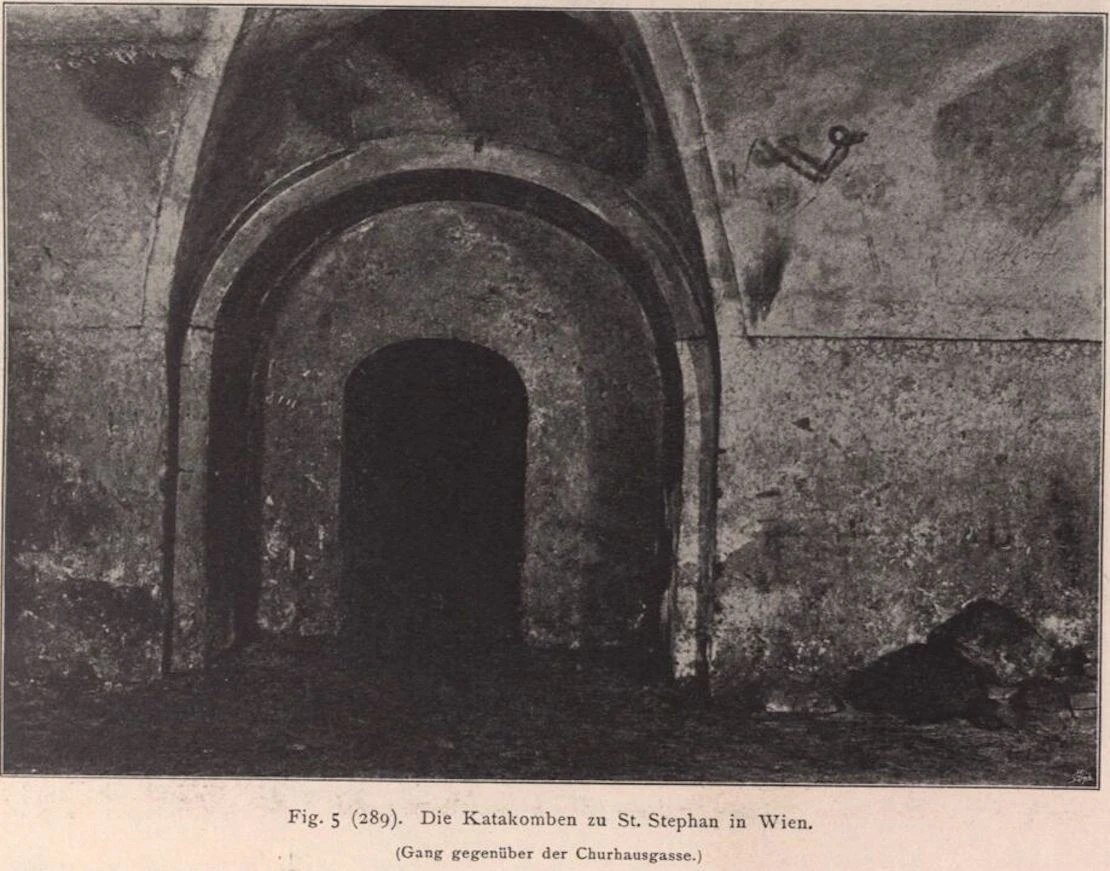Ein frühes Foto von 1905 zeigt einen Ausschnitt der Katakomben von St. Stephan mit der Einmündung eines Ganges. Abbildung aus: Geschichte der Stadt Wien, Band 2: Von der Zeit der Landesfürsten aus habsburgischem Hause bis zum Ausgange des Mittelalters, redigiert von Albert Starzer, Verein für Geschichte der Stadt Wien, Verlag des Alterthumsvereines zu Wien, 1905, S. 1026, ÖNB  