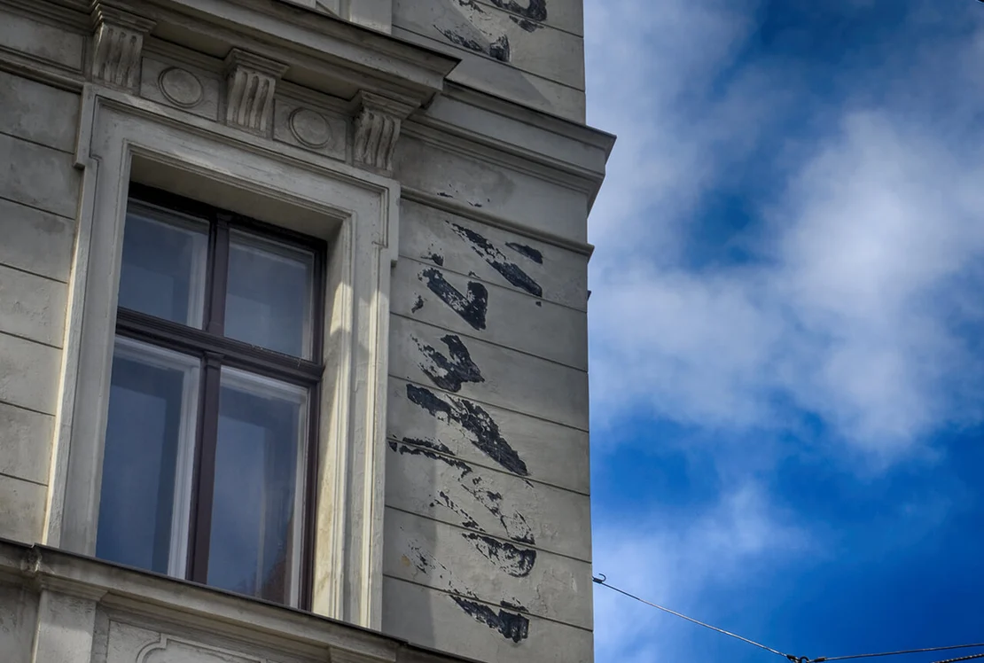 An der Fassade finden sich Überreste der alten Beschriftung, Foto: Tom Koch  