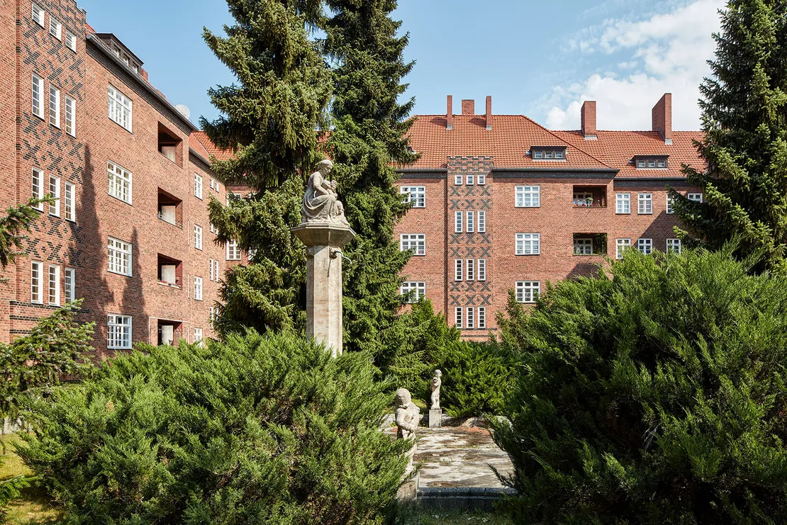 Berlin, Wohnhof am Hindenburgdamm. Gartenhöfe im Blockinneren bieten nicht nur Erholungsraum für die Bewohner des Blocks, sondern bilden auch kühle Oasen an heißen Sommertagen. Foto: Maximilian Meisse